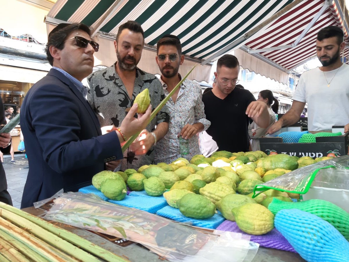 הזמר ליאור נרקיס רכש בשוק ארבעת המינים