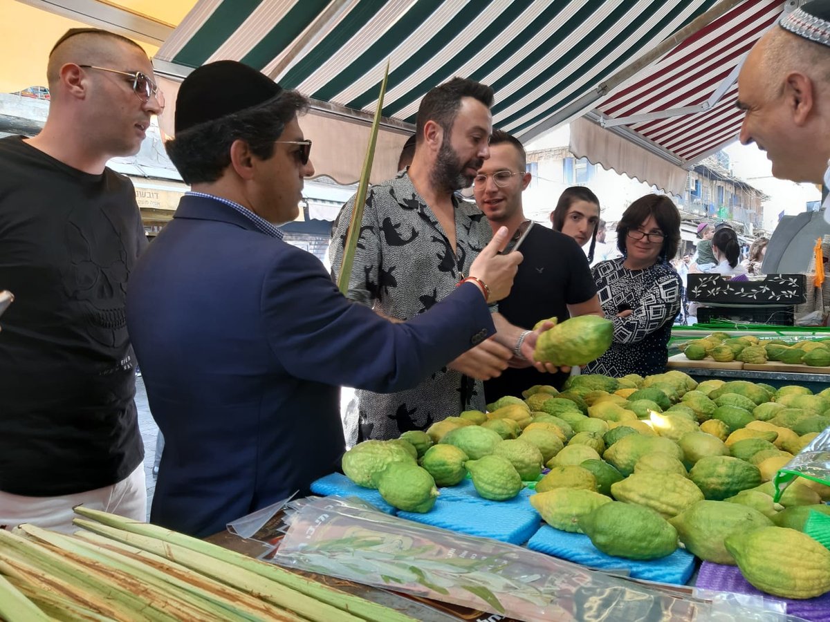 הזמר ליאור נרקיס רכש בשוק ארבעת המינים