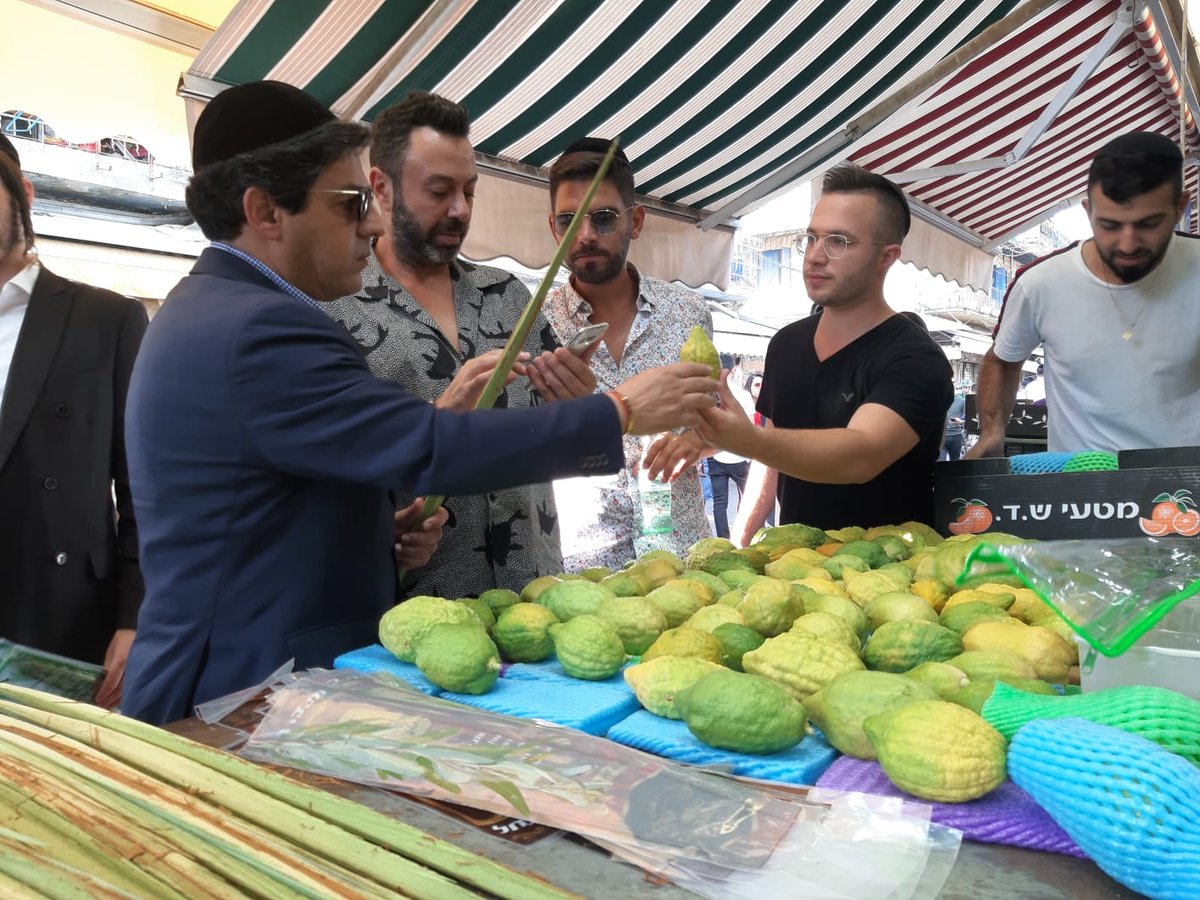 הזמר ליאור נרקיס רכש בשוק ארבעת המינים