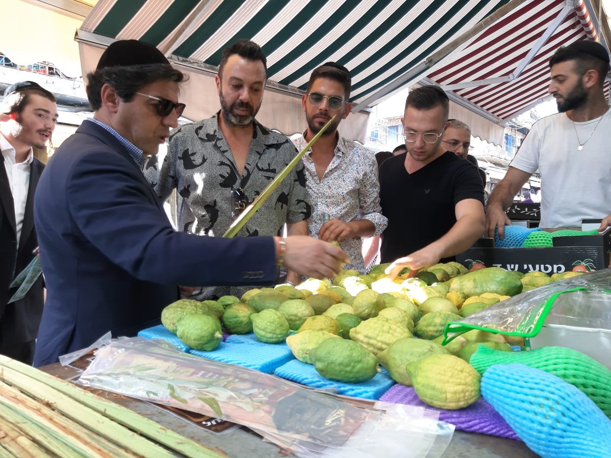 הזמר ליאור נרקיס רכש בשוק ארבעת המינים