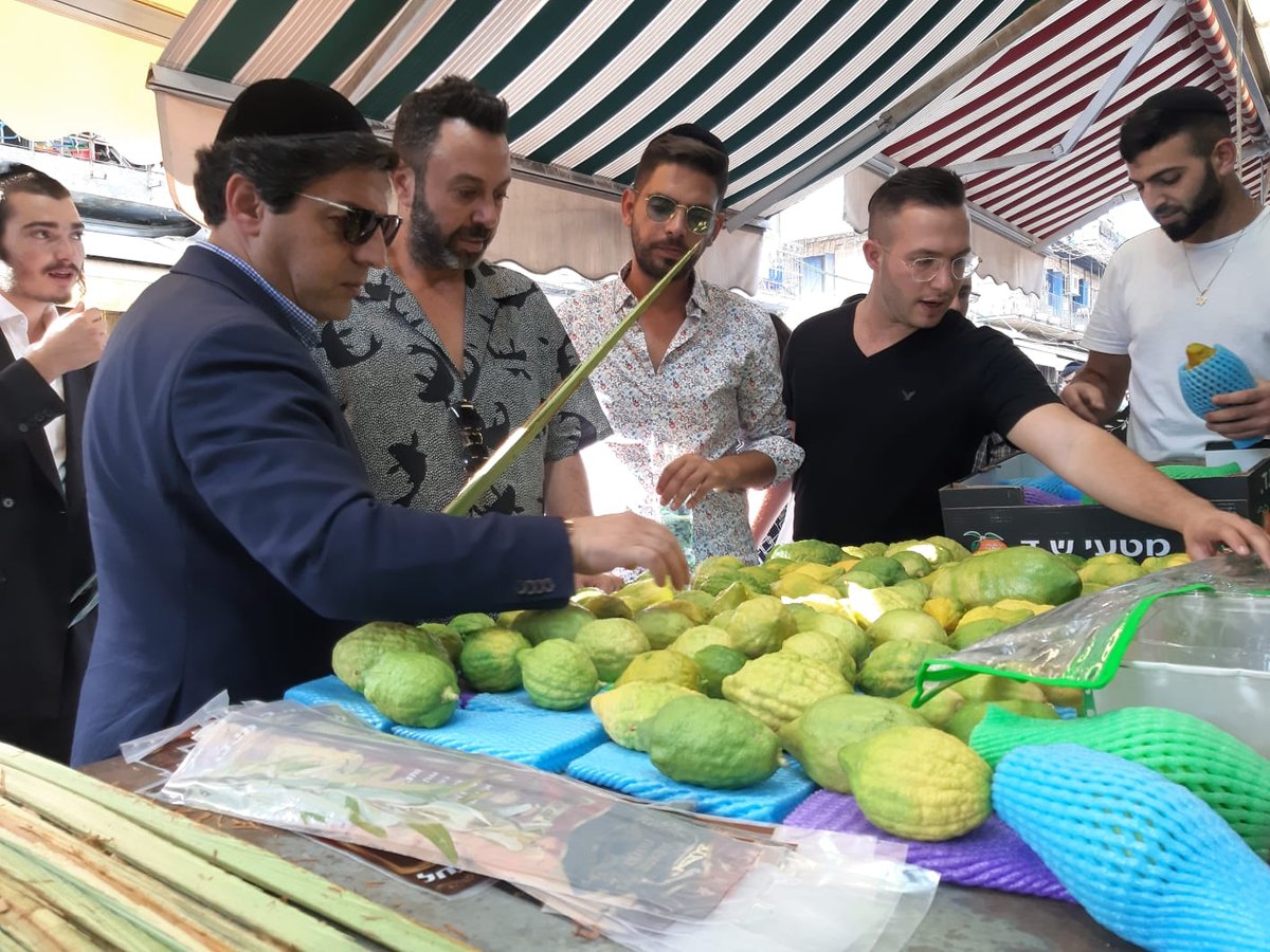 הזמר ליאור נרקיס רכש בשוק ארבעת המינים