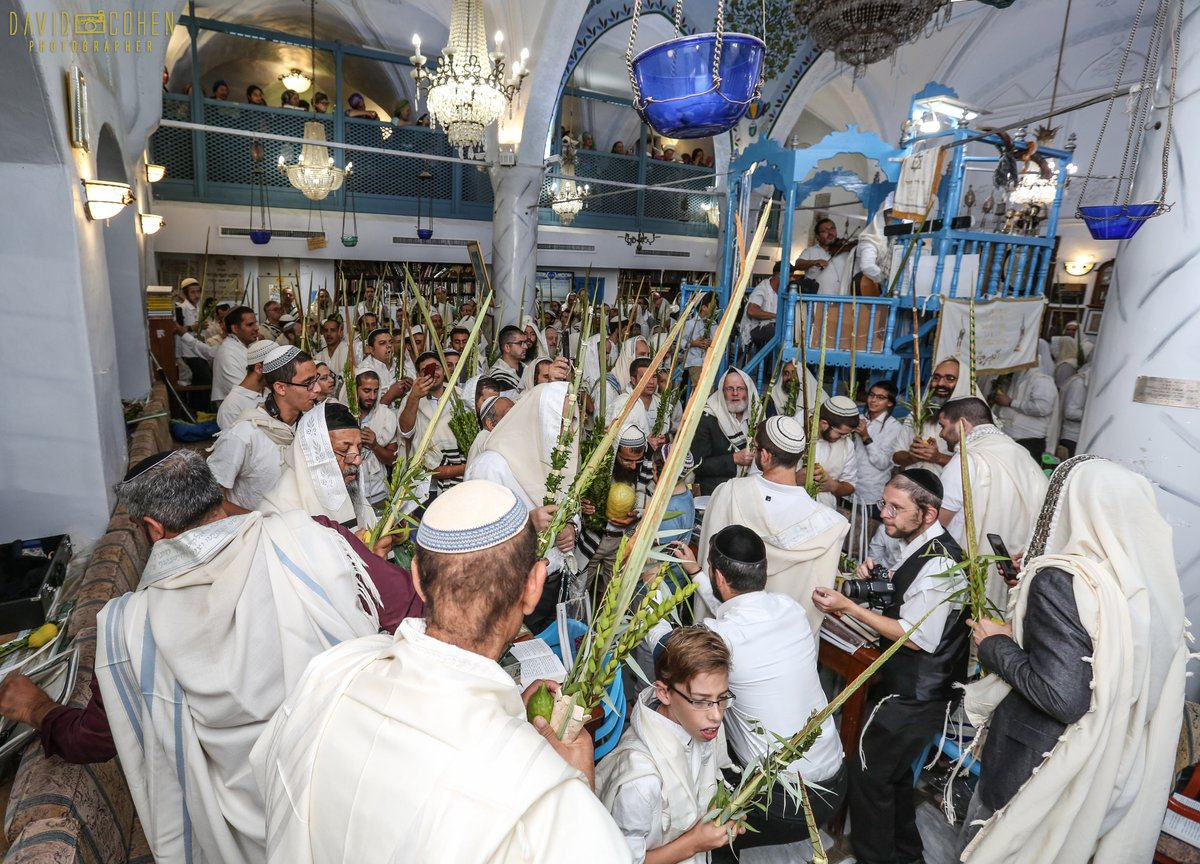 צפו: תפילה מיוחדת עם הרב שמואל אליהו בבית כנסת 'אבוהב' בצפת