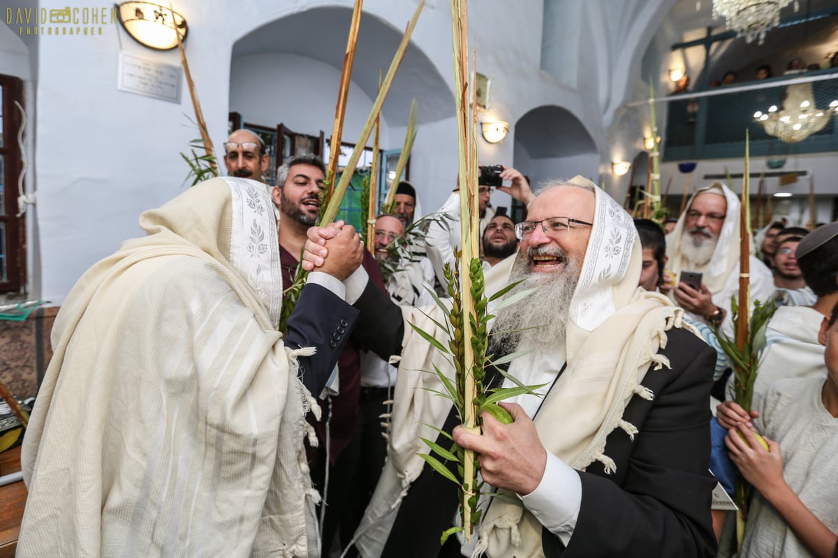 צפו: תפילה מיוחדת עם הרב שמואל אליהו בבית כנסת 'אבוהב' בצפת