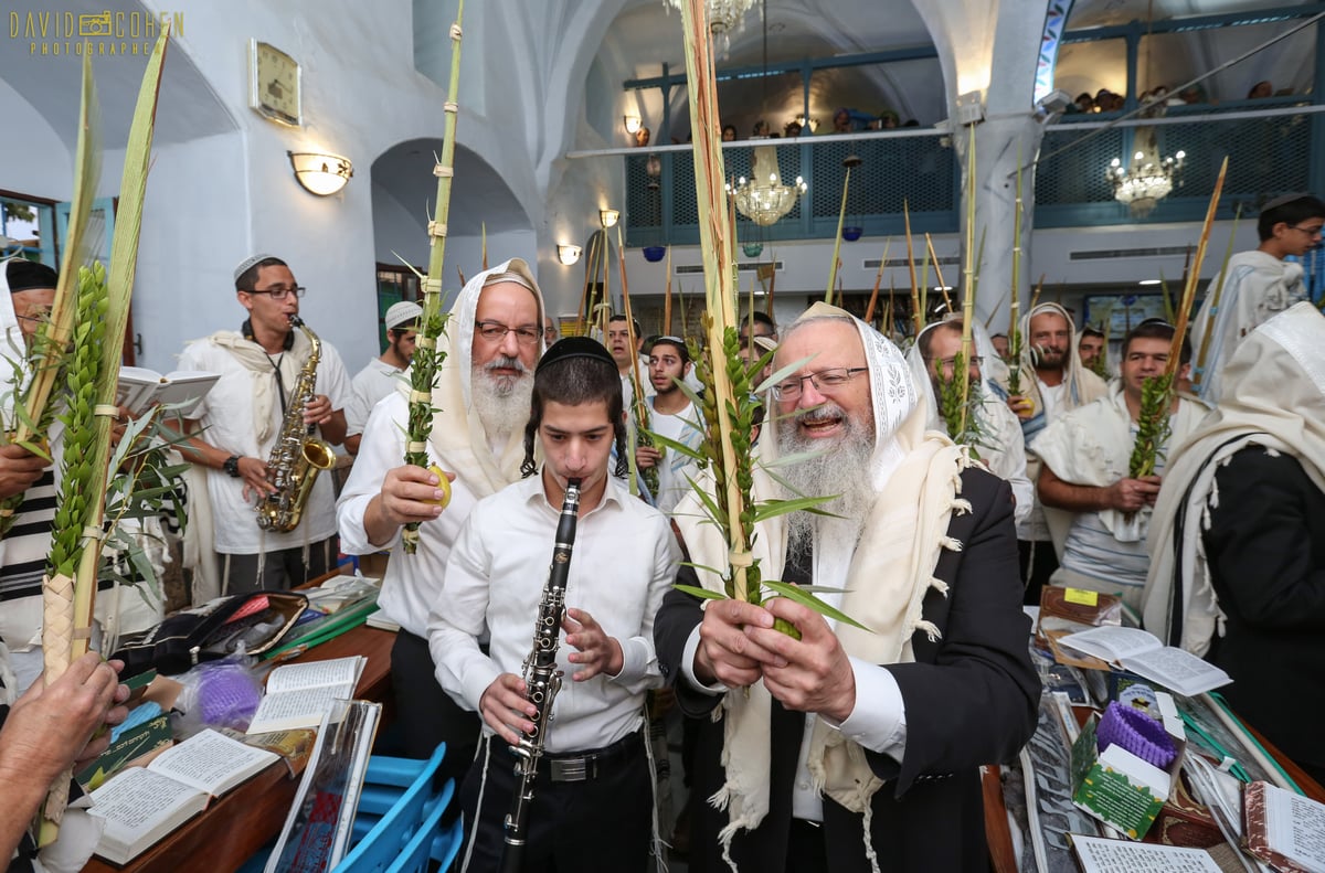 צפו: תפילה מיוחדת עם הרב שמואל אליהו בבית כנסת 'אבוהב' בצפת