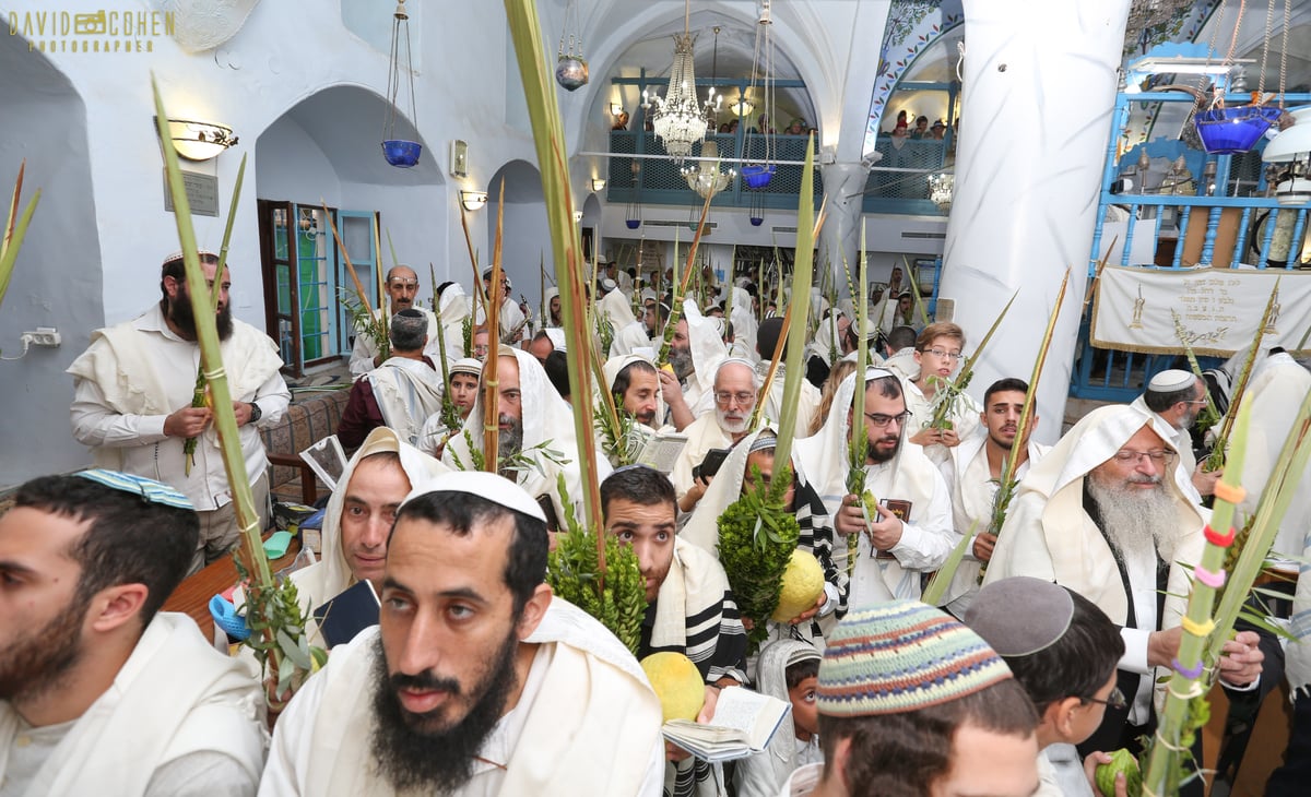 צפו: תפילה מיוחדת עם הרב שמואל אליהו בבית כנסת 'אבוהב' בצפת