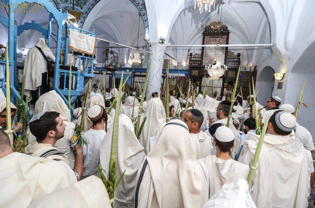 צפו: תפילה מיוחדת עם הרב שמואל אליהו בבית כנסת 'אבוהב' בצפת