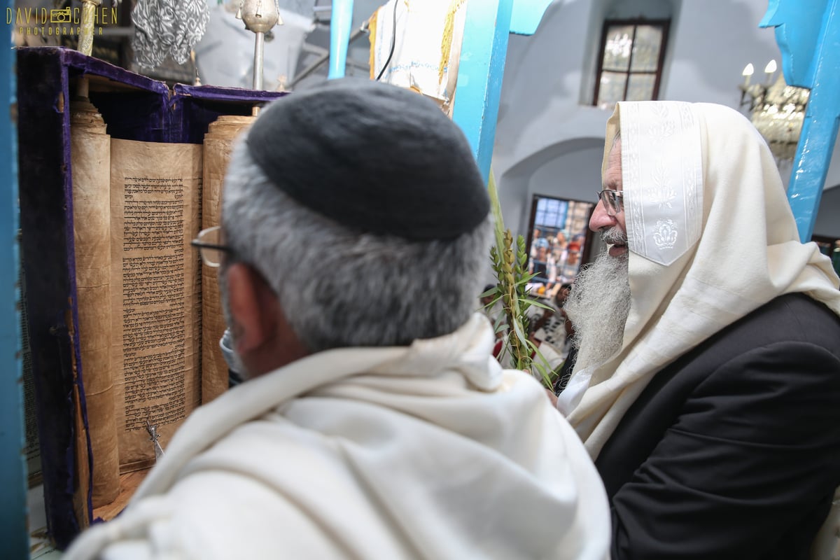 צפו: תפילה מיוחדת עם הרב שמואל אליהו בבית כנסת 'אבוהב' בצפת