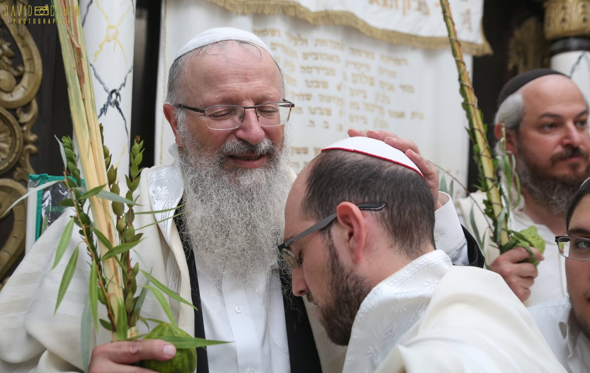 צפו: תפילה מיוחדת עם הרב שמואל אליהו בבית כנסת 'אבוהב' בצפת