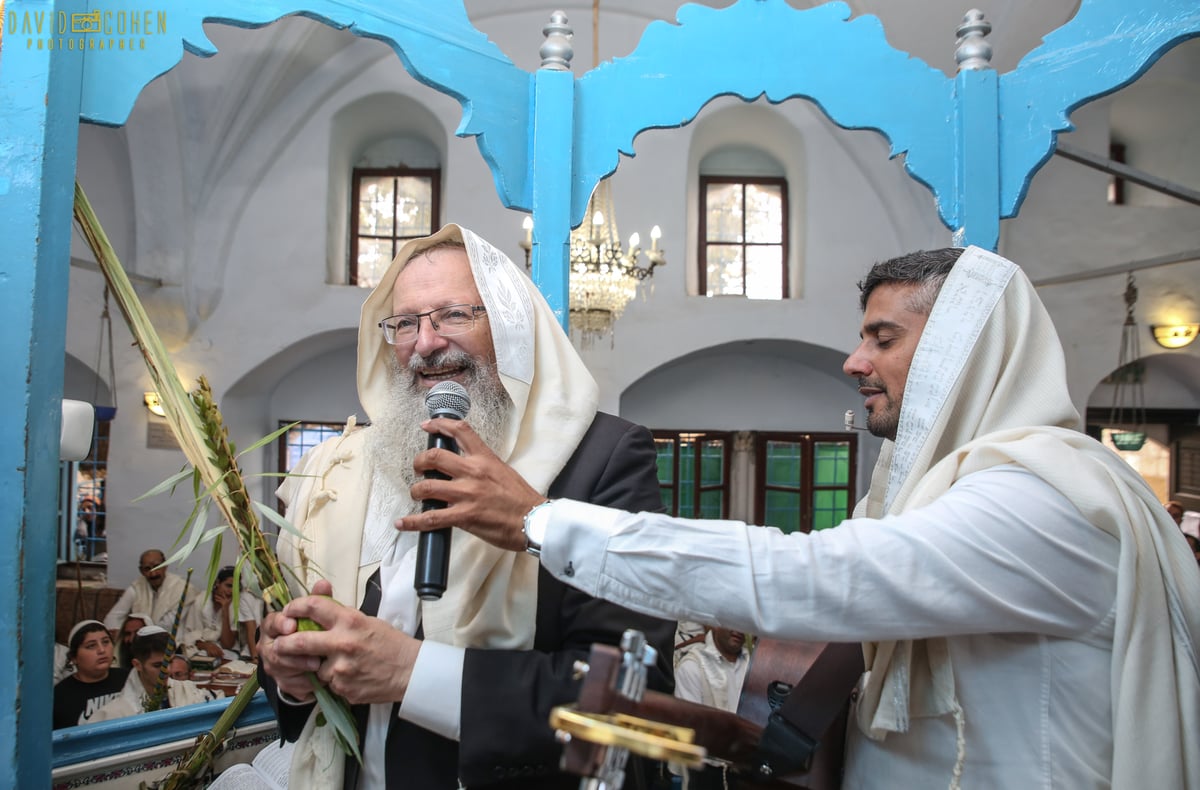 צפו: תפילה מיוחדת עם הרב שמואל אליהו בבית כנסת 'אבוהב' בצפת