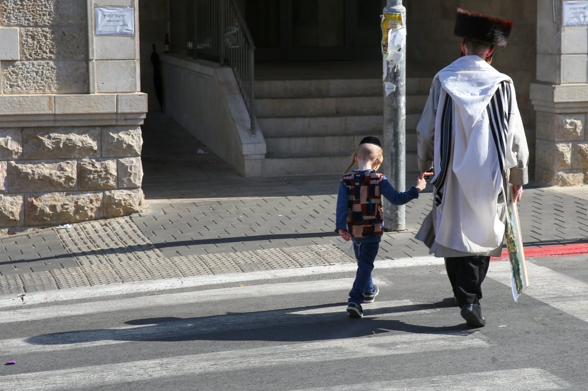 כשבמאה שערים חזרו מתפילת 'שחרית'. צפו