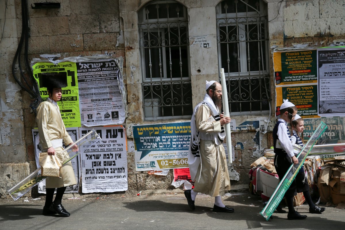 כשבמאה שערים חזרו מתפילת 'שחרית'. צפו