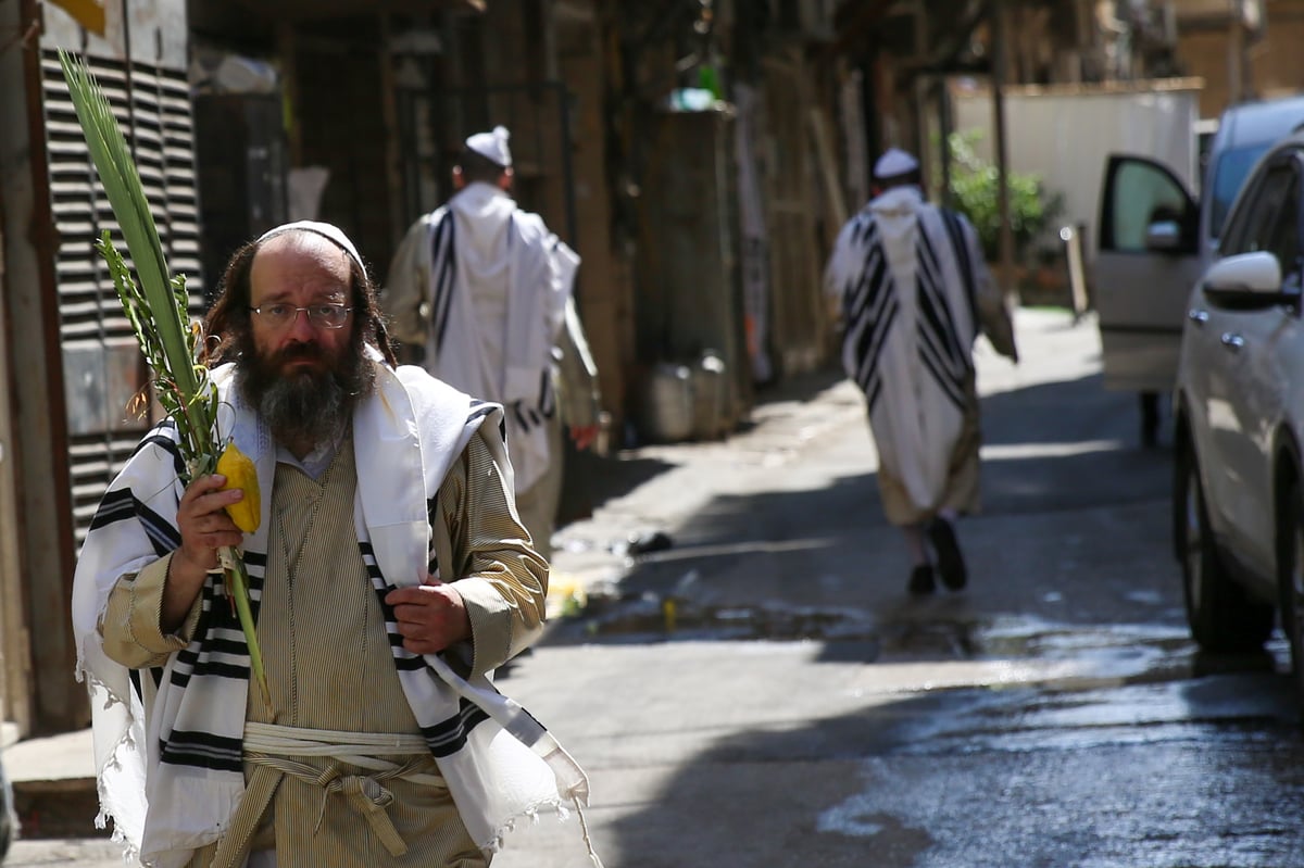 כשבמאה שערים חזרו מתפילת 'שחרית'. צפו