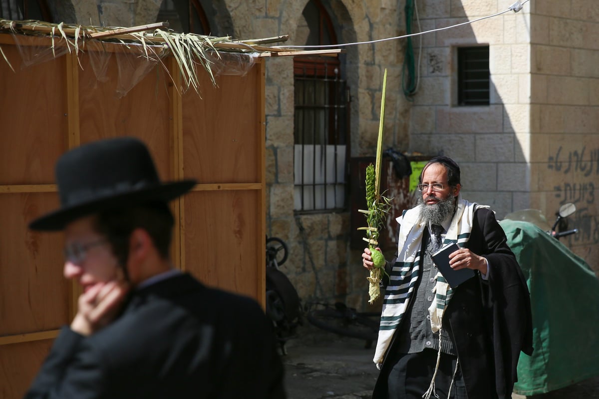 כשבמאה שערים חזרו מתפילת 'שחרית'. צפו