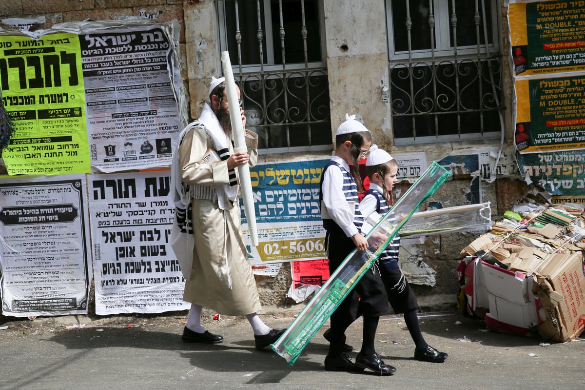 כשבמאה שערים חזרו מתפילת 'שחרית'. צפו