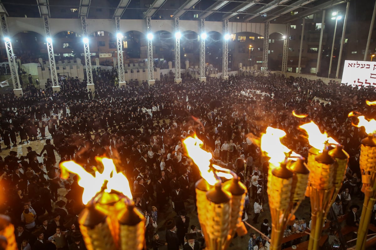 לאור אבוקות: אלפי החסידים פיזזו ב'שמחת בית השואבה'