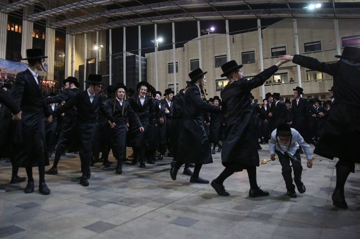 לאור אבוקות: אלפי החסידים פיזזו ב'שמחת בית השואבה'