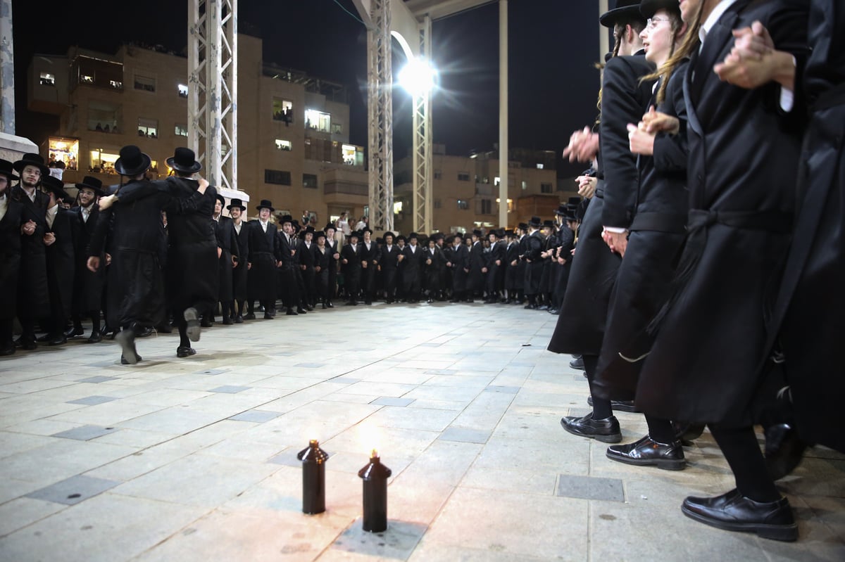 לאור אבוקות: אלפי החסידים פיזזו ב'שמחת בית השואבה'