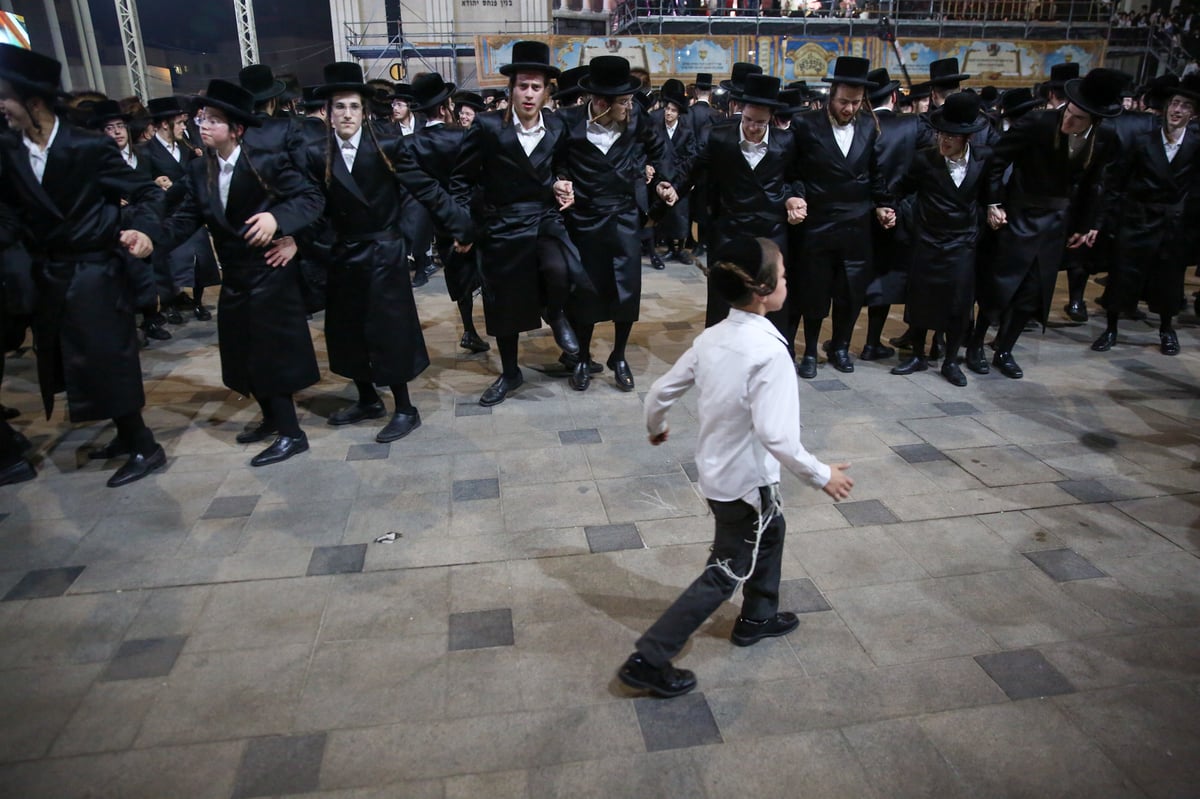 לאור אבוקות: אלפי החסידים פיזזו ב'שמחת בית השואבה'