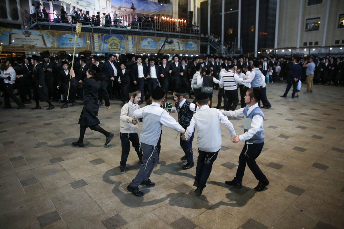 לאור אבוקות: אלפי החסידים פיזזו ב'שמחת בית השואבה'