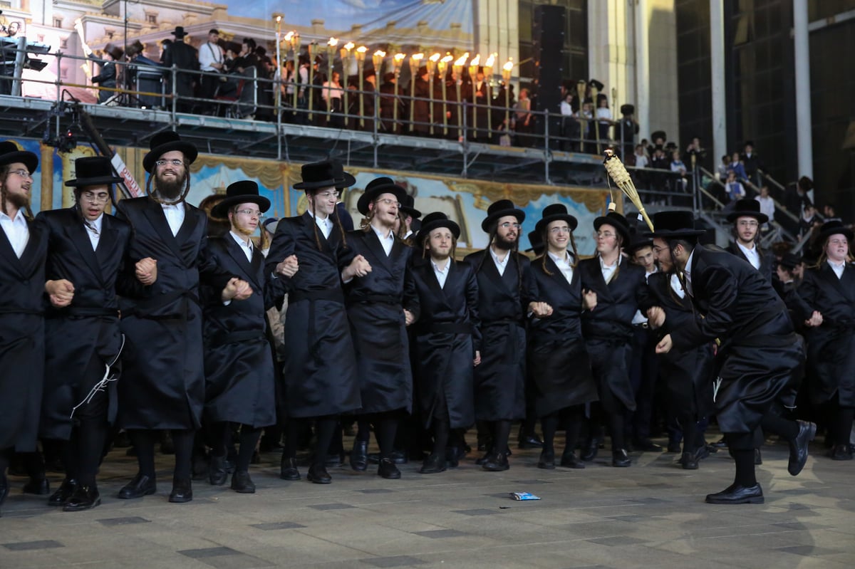 לאור אבוקות: אלפי החסידים פיזזו ב'שמחת בית השואבה'