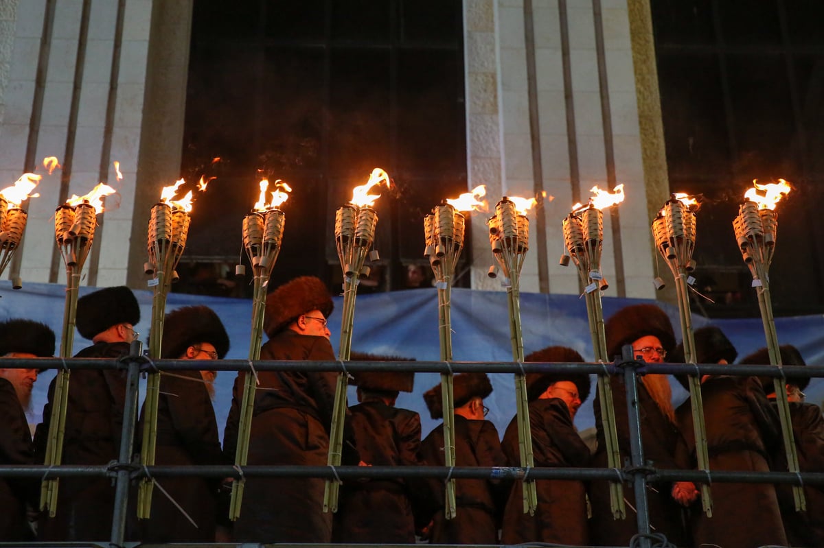 לאור אבוקות: אלפי החסידים פיזזו ב'שמחת בית השואבה'