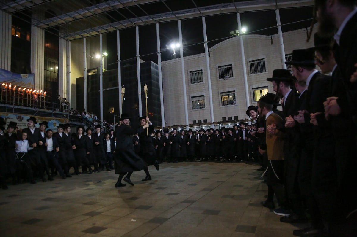 לאור אבוקות: אלפי החסידים פיזזו ב'שמחת בית השואבה'