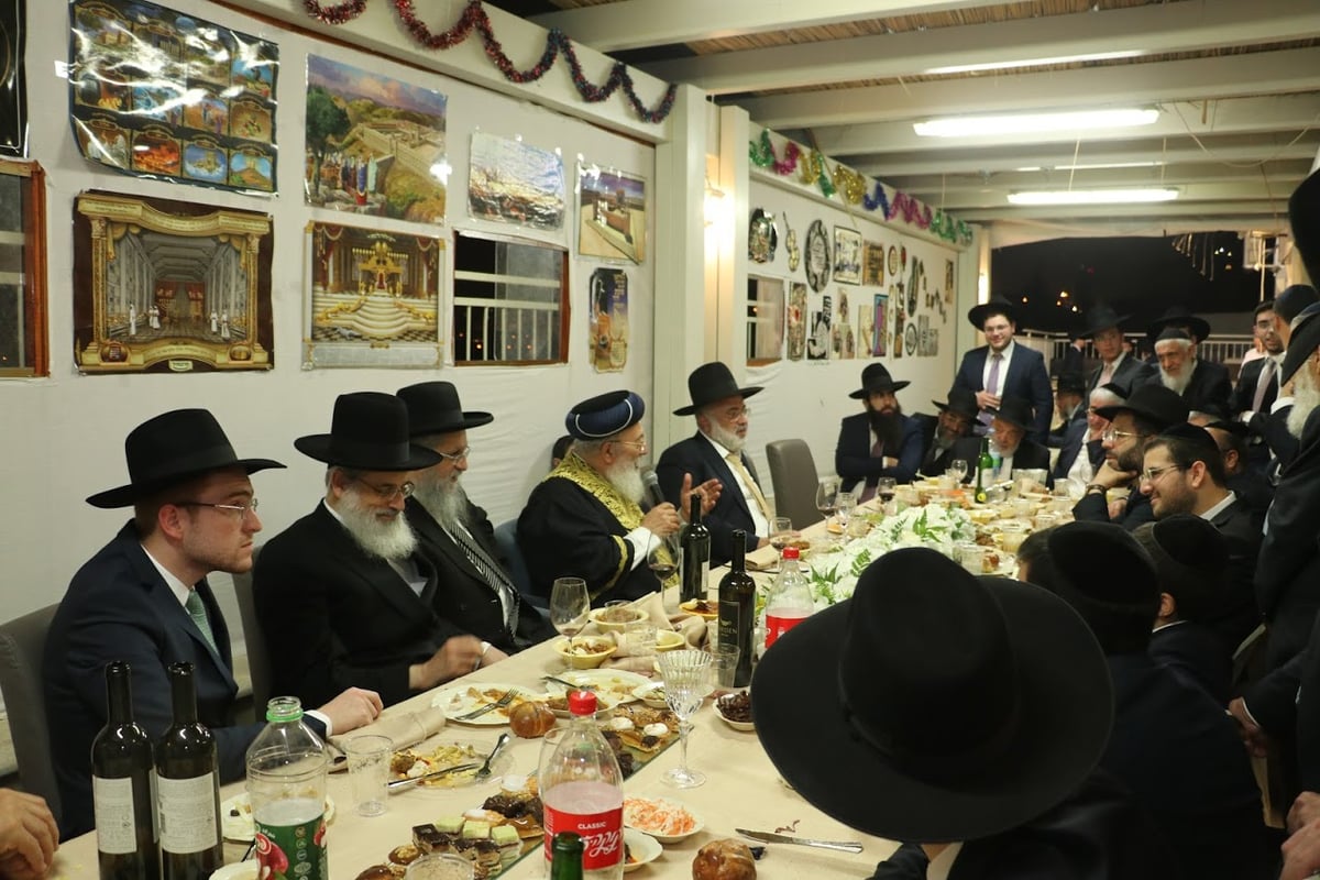 תיעוד: בעל ה'הלכה ברורה' אירס את בתו