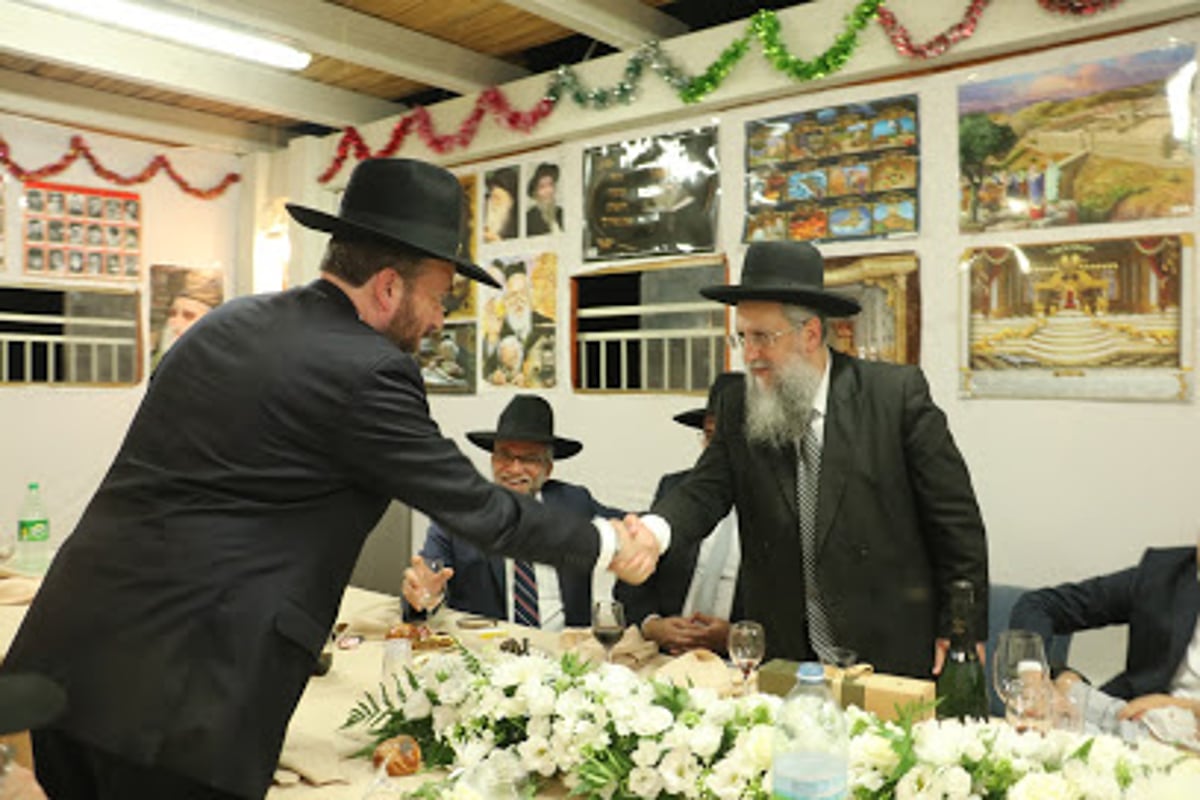 תיעוד: בעל ה'הלכה ברורה' אירס את בתו