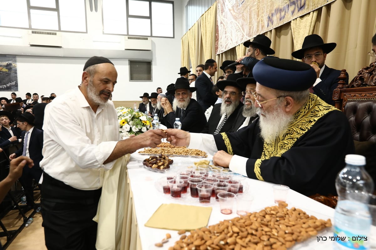 המונים במעמד 'הקבלת פני רבו' לראשל"צ הגר"ש עמאר