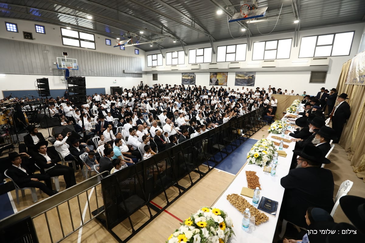 המונים במעמד 'הקבלת פני רבו' לראשל"צ הגר"ש עמאר