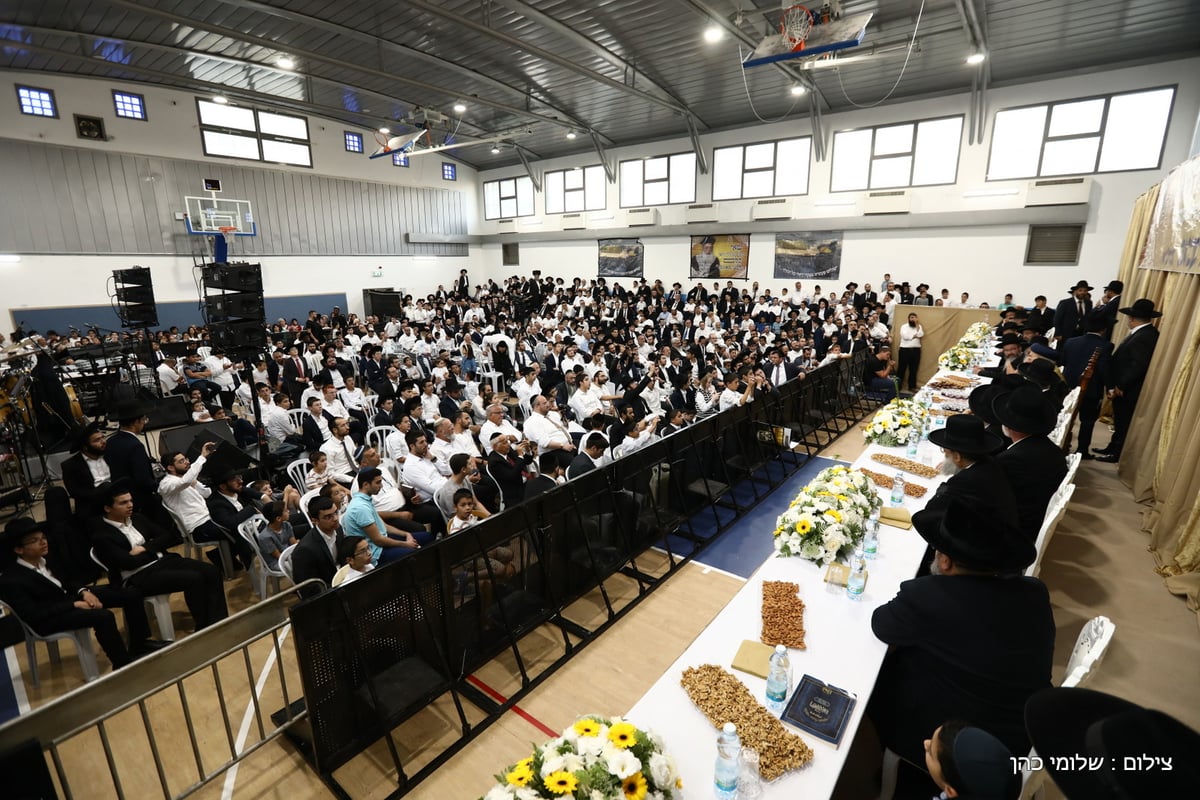 המונים במעמד 'הקבלת פני רבו' לראשל"צ הגר"ש עמאר