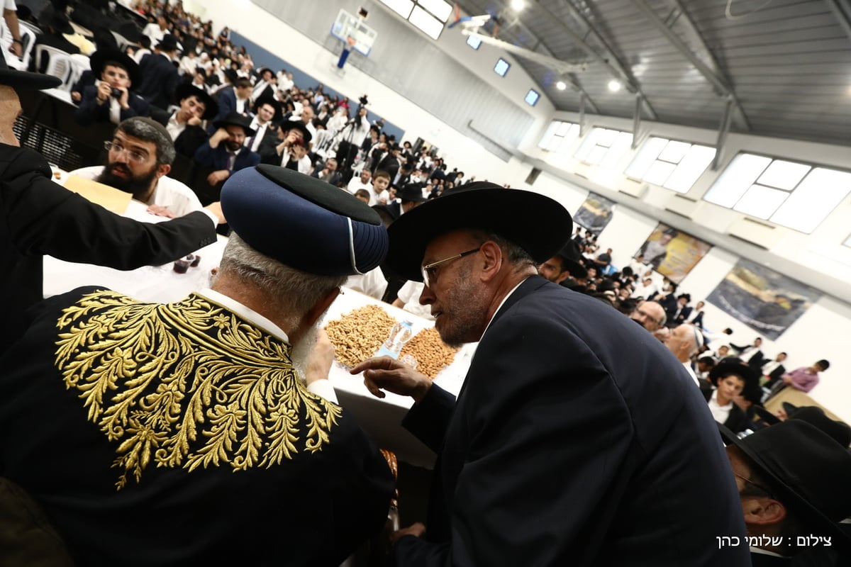 המונים במעמד 'הקבלת פני רבו' לראשל"צ הגר"ש עמאר