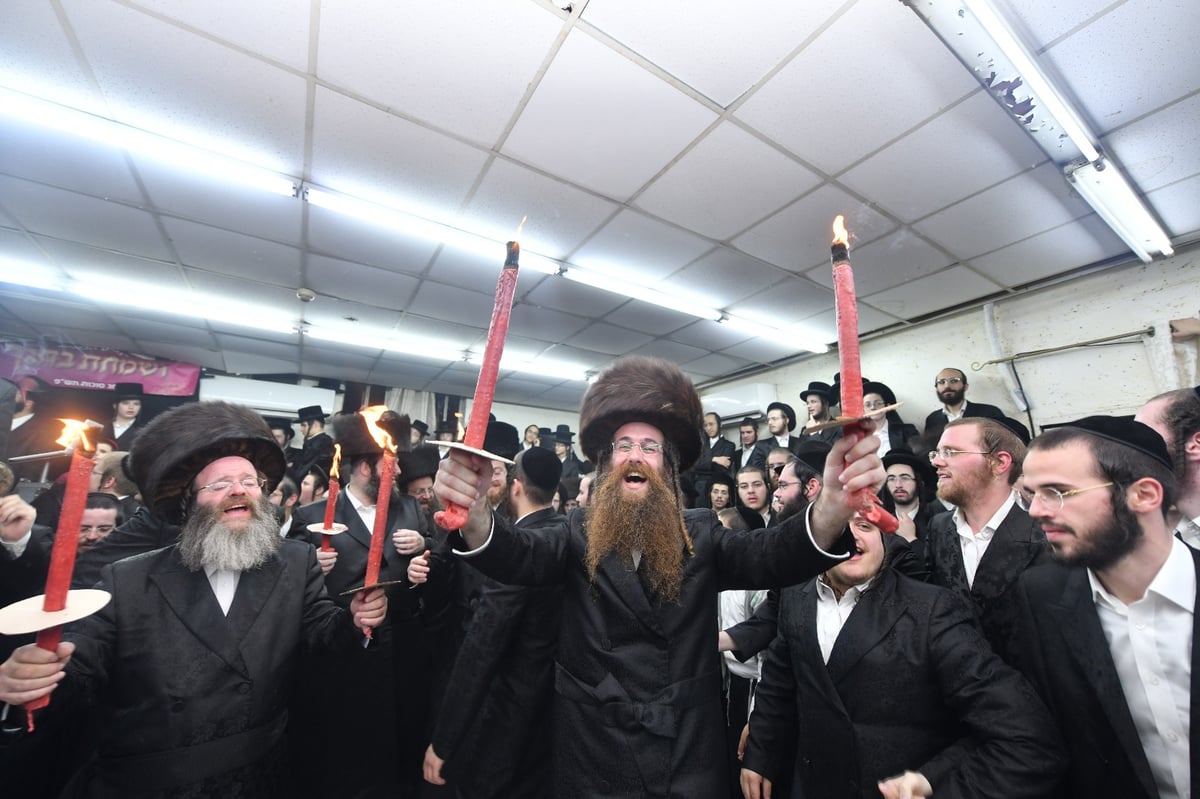 המונים בשמחת בית השואבה בישיבת 'אורייתא'