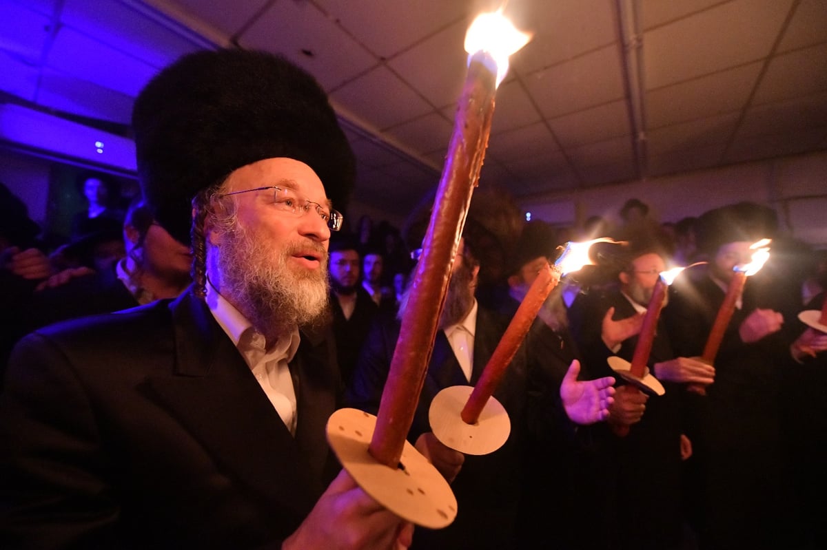 המונים בשמחת בית השואבה בישיבת 'אורייתא'