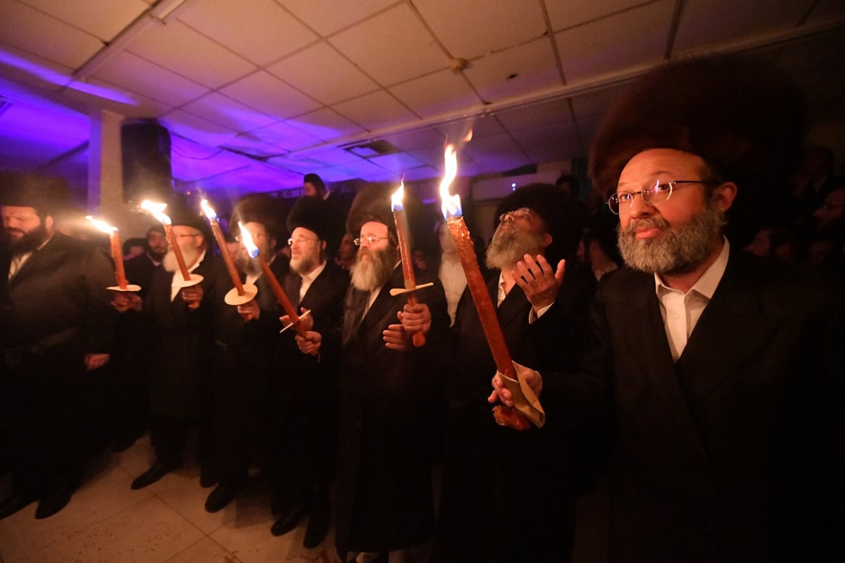 המונים בשמחת בית השואבה בישיבת 'אורייתא'