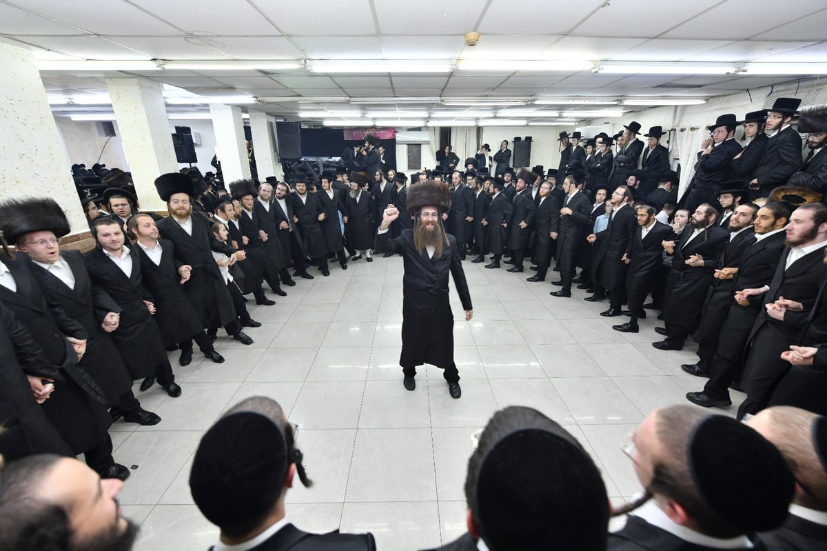 המונים בשמחת בית השואבה בישיבת 'אורייתא'