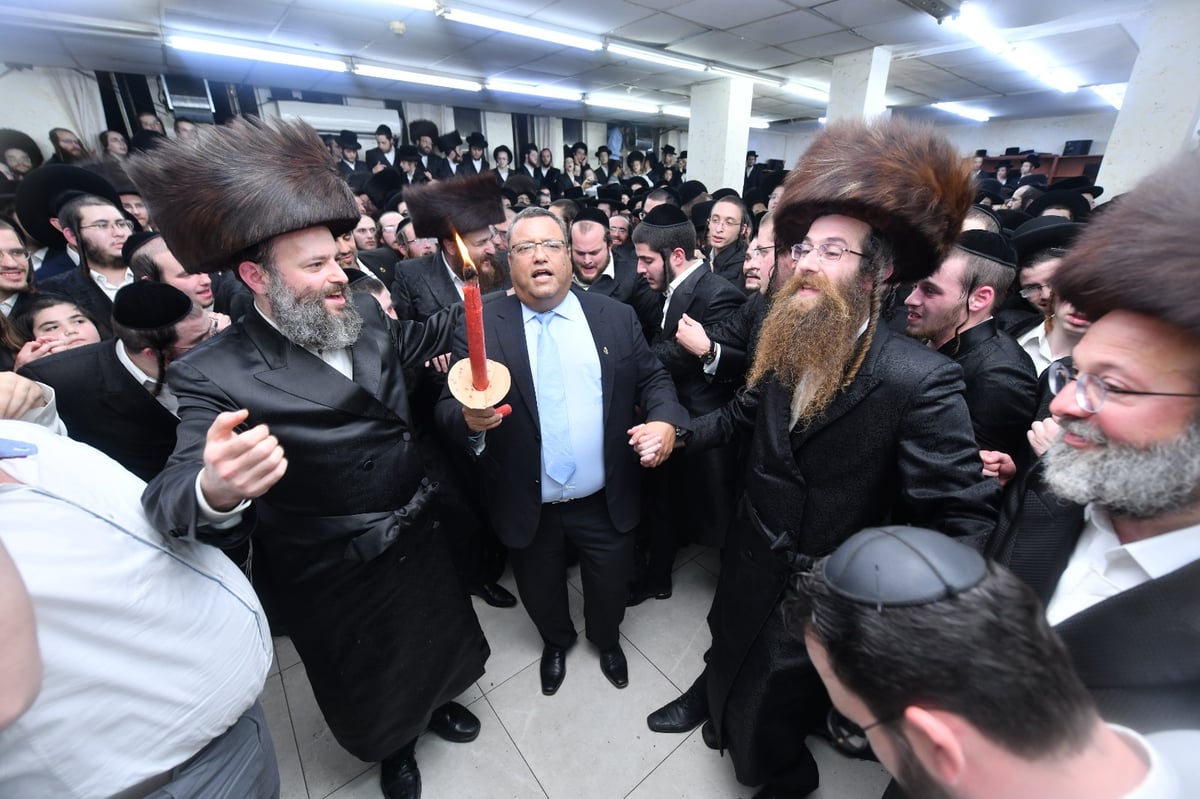 המונים בשמחת בית השואבה בישיבת 'אורייתא'