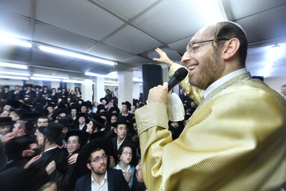 המונים בשמחת בית השואבה בישיבת 'אורייתא'