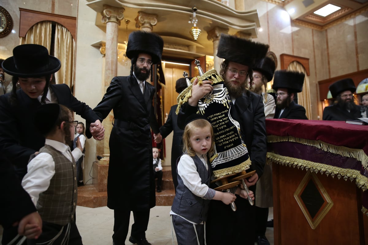 הראשונים לחגוג: בתי הכנסת במאה שערים