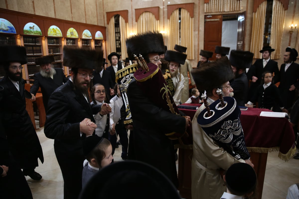 הראשונים לחגוג: בתי הכנסת במאה שערים