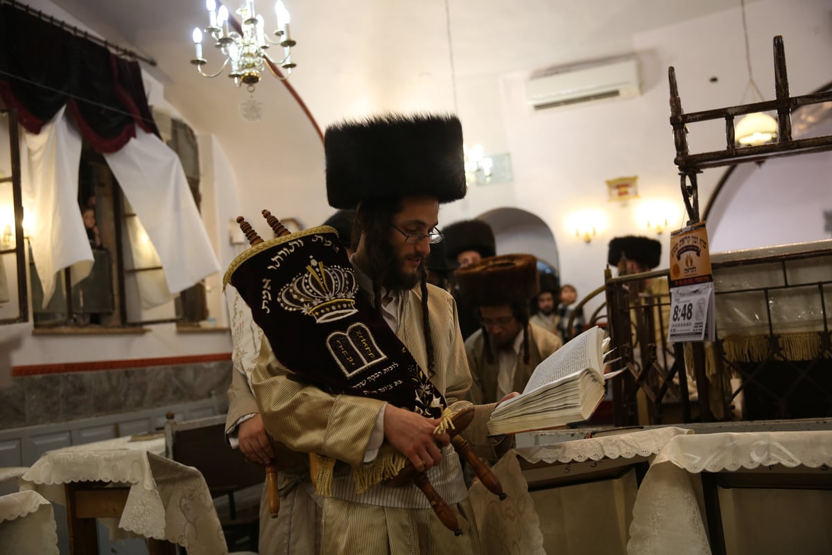 הראשונים לחגוג: בתי הכנסת במאה שערים