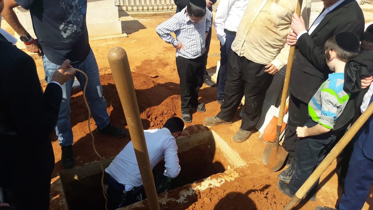 תיעוד ראשון: הכנת קברו של הגר"נ קרליץ זצוק"ל