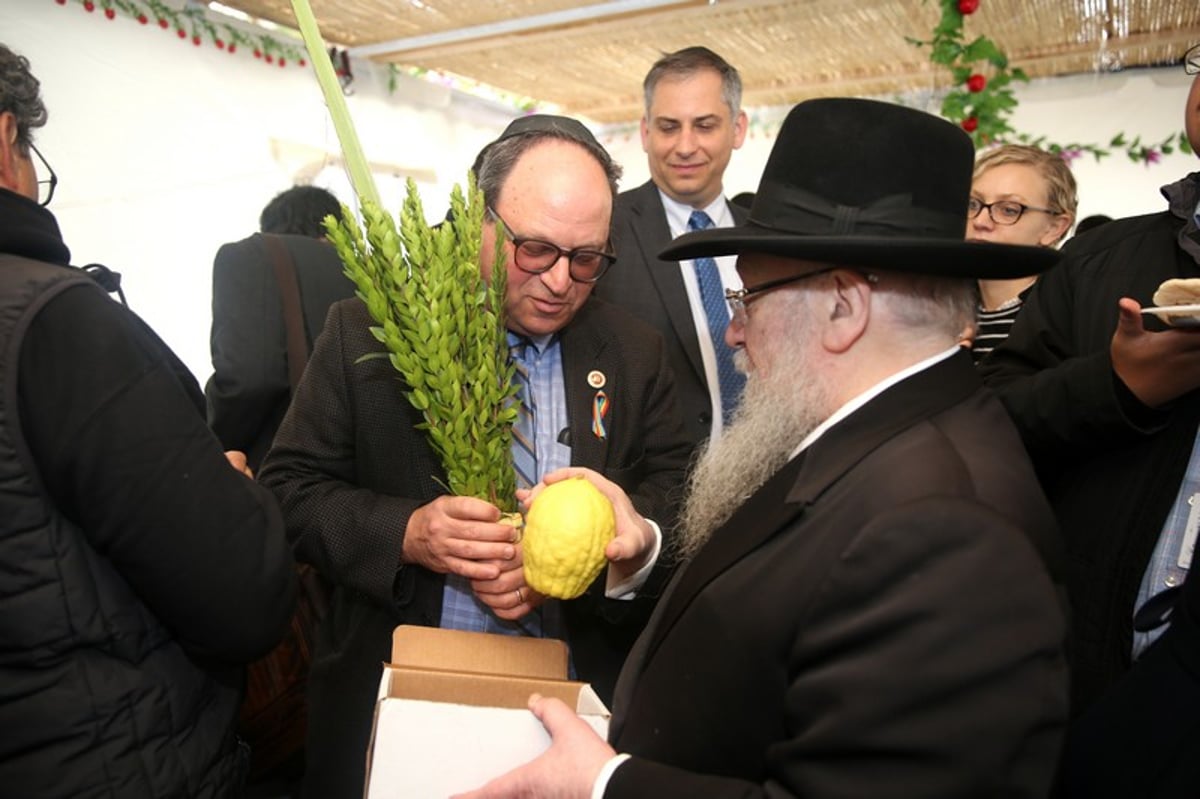 הערבים על הסוכה החב"דית: "איום לשלום"