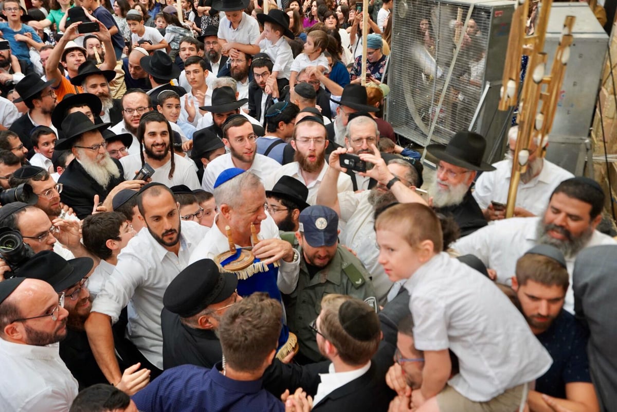 בחירות שלישיות? הפוליטיקאים התאחדו בהקפות השניות המרכזיות בכפר חב"ד