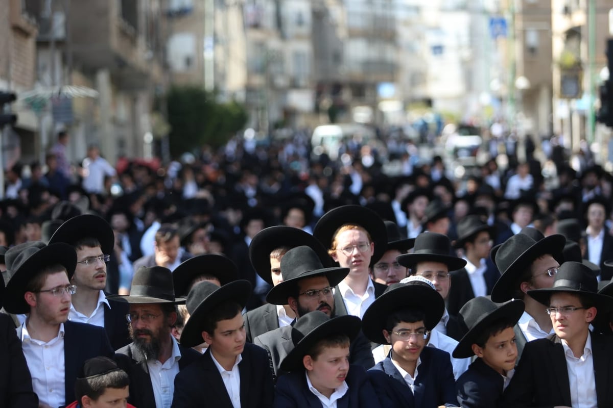 מסע הלווית הגר"נ קרליץ זצ"ל • צפו בגלריה