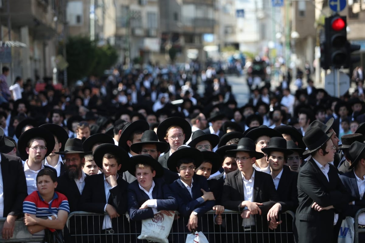 מסע הלווית הגר"נ קרליץ זצ"ל • צפו בגלריה