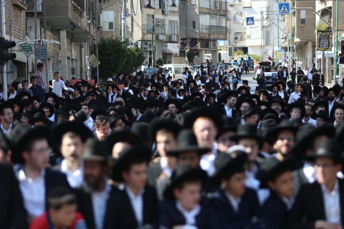 מסע הלווית הגר"נ קרליץ זצ"ל • צפו בגלריה