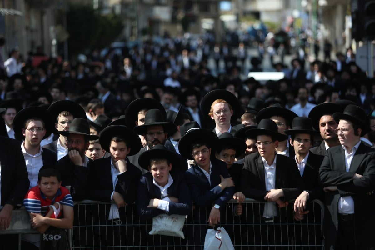 מסע הלווית הגר"נ קרליץ זצ"ל • צפו בגלריה