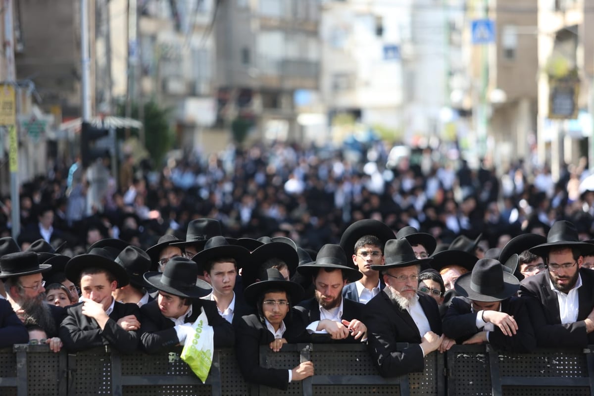 מסע הלווית הגר"נ קרליץ זצ"ל • צפו בגלריה