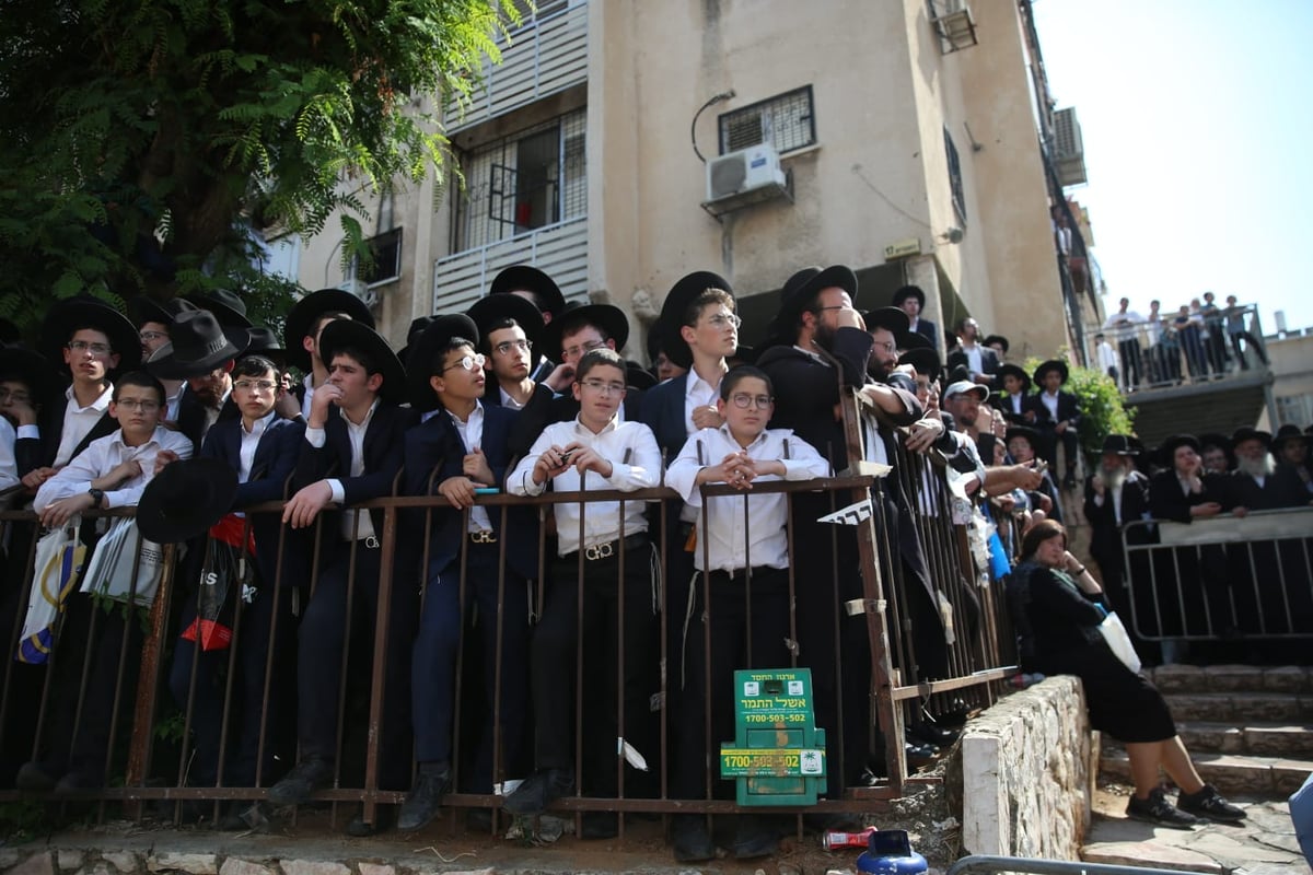 מסע הלווית הגר"נ קרליץ זצ"ל • צפו בגלריה